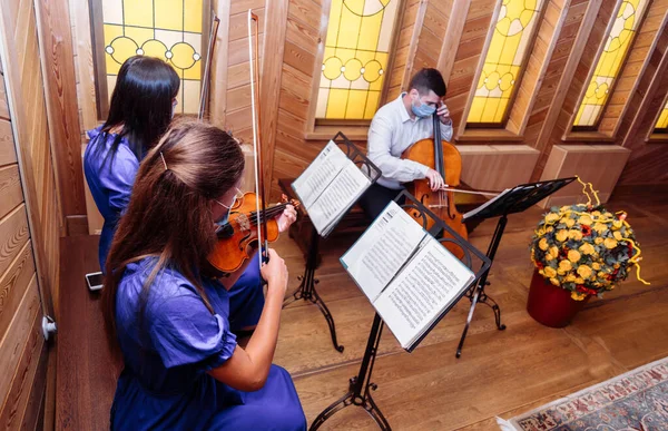 Moscou russie 08.20.2020 musiciens jouent dans des masques médicaux lors d'une cérémonie de mariage — Photo