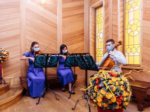 Moscou russie 08.20.2020 musiciens jouent dans des masques médicaux lors d'une cérémonie de mariage — Photo