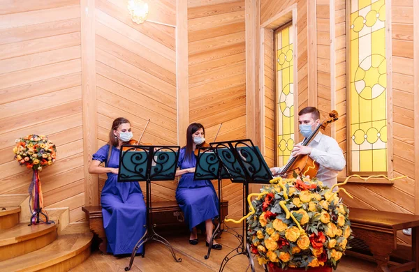 Moscou russie 08.20.2020 musiciens jouent dans des masques médicaux lors d'une cérémonie de mariage — Photo