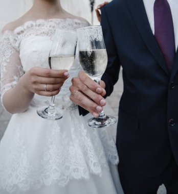 Gelinlerin elinde zarif bir alyans ve buketinde beyaz altın elmaslar var.