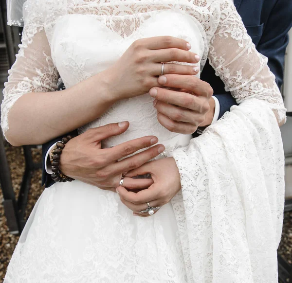 Mano de novias con un elegante anillo de bodas con diamantes de oro blanco en un ramo —  Fotos de Stock