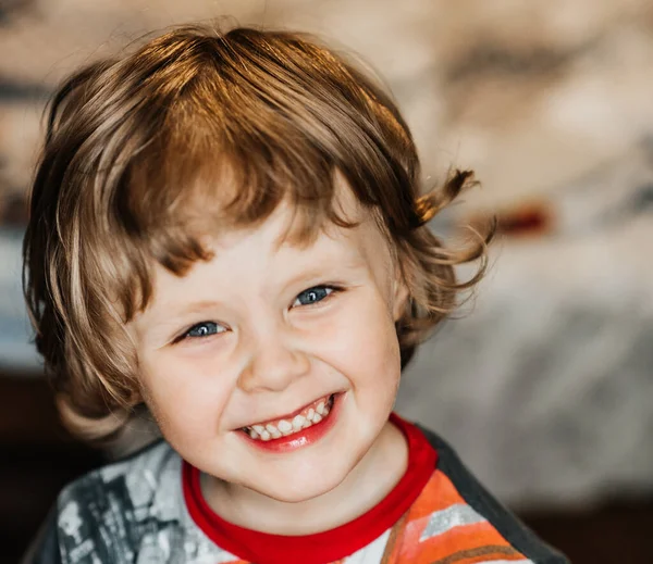 Menino atraente de três anos sorrindo com dentes com olhar para a câmera, alegria. infância feliz de criança e filho — Fotografia de Stock