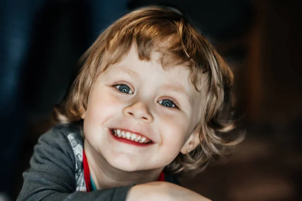 Menino atraente de três anos sorrindo com dentes com olhar para a câmera, alegria. infância feliz de criança e filho — Fotografia de Stock