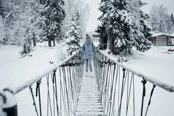 Invierno noche paisaje de abetos y pinos. — Foto de Stock