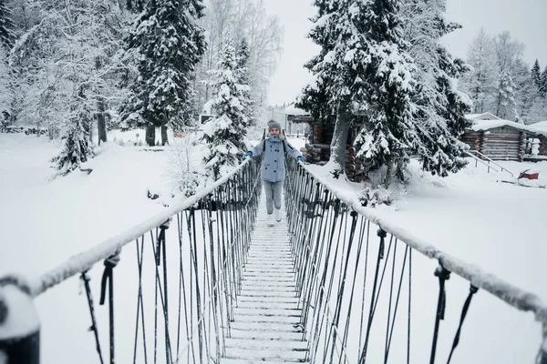 Paisaje de invierno de abetos y pinos. Día helado cuento de hadas de invierno —  Fotos de Stock