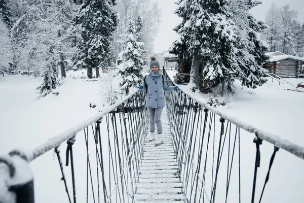 Paesaggio invernale di abeti e pini.giorno gelido fiaba invernale — Foto Stock