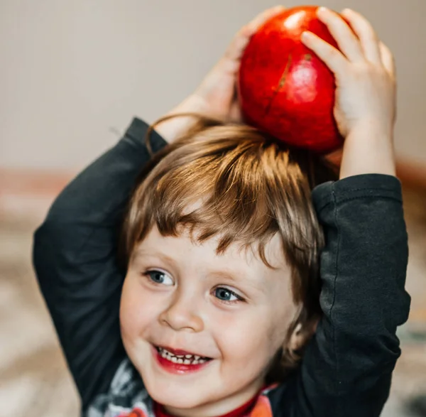 Attraktiv pojke på tre år ler med tänder med tittar på kameran, glädje. lycklig barndom för barn och son — Stockfoto