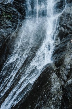  Dağ şelalesi turistleri hayat tatilinin aktif görüntüsünü gezer