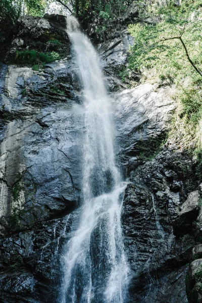  Dağ şelalesi turistleri hayat tatilinin aktif görüntüsünü gezer