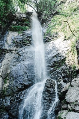  Dağ şelalesi turistleri hayat tatilinin aktif görüntüsünü gezer