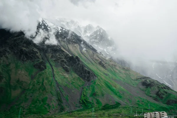 Berge von georgia gudaugi Berggipfel Grate im Schnee im Grünen — Stockfoto