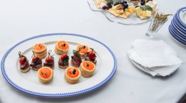 Yemek servisi bir etkinlik, düğün ya da yıldönümü, kurumsal parti ya da toplantı için masada.