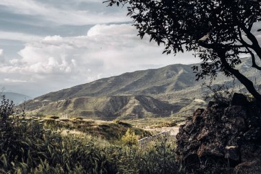 Gürcistan dağlarının zirveleri, karların üzerinde yeşil tepeler.