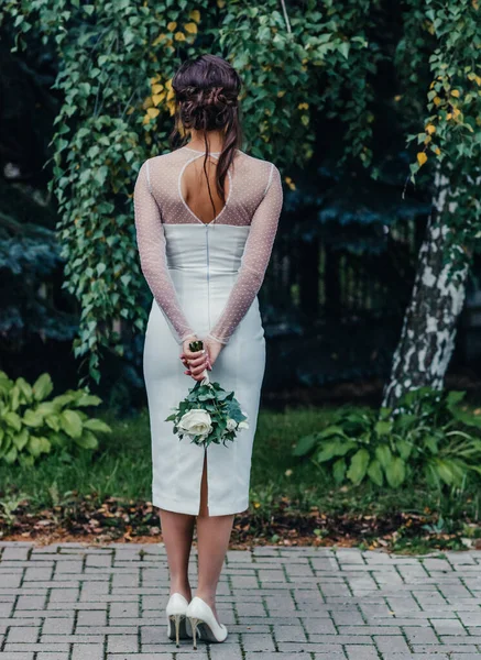 Юная стройная невеста в длинном белом элегантном свадебном платье. церемония медового месяца — стоковое фото