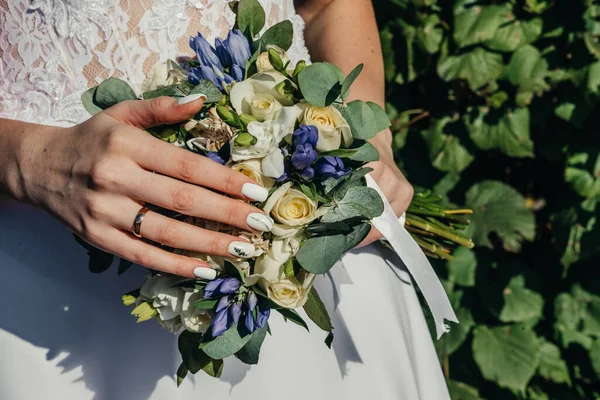 Hände junger Leute mit Eheringen. Details zum Hochzeitstag. Calla-Blumen. Braut und Bräutigam — Stockfoto