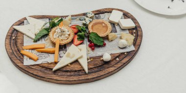 Yemek servisi bir etkinlik, düğün ya da yıldönümü, kurumsal parti ya da toplantı için masada.