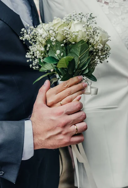 Χέρια νέων ανθρώπων με βέρες γάμου. λεπτομέρειες της ημέρας του γάμου. Άνθη κάλλας. σύζυγοι νεόνυμφοι γαμπρός και νύφη — Φωτογραφία Αρχείου