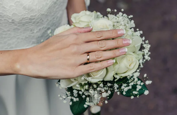 Hände junger Leute mit Eheringen. Details zum Hochzeitstag. Calla-Blumen. Braut und Bräutigam — Stockfoto