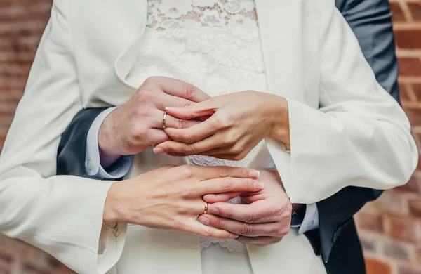 Χέρια νέων ανθρώπων με βέρες γάμου. λεπτομέρειες της ημέρας του γάμου. Άνθη κάλλας. σύζυγοι νεόνυμφοι γαμπρός και νύφη — Φωτογραφία Αρχείου