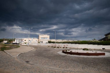 Şehrin üzerinde kara bulutlar. Fırtınadan önce. Portekiz. Avrupa