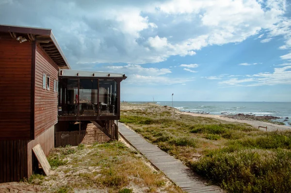 Lokalna Restauracja Panoramicznymi Oknami Nabrzeżu Drewniany Szlak Trawa Portugalia — Zdjęcie stockowe