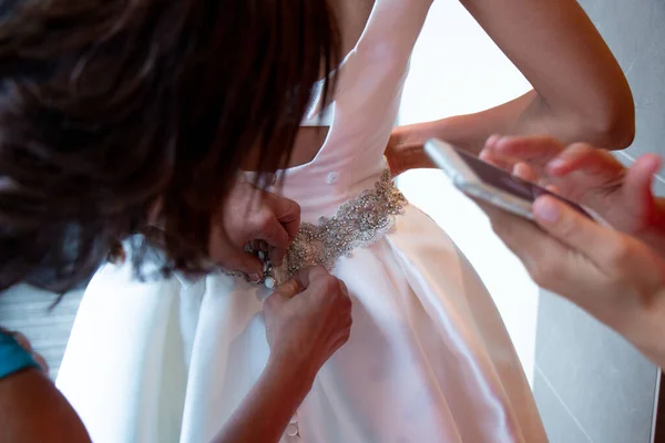 Vestido de novia hasta vestido de novia hasta preparándose para disparar —  Fotos de Stock