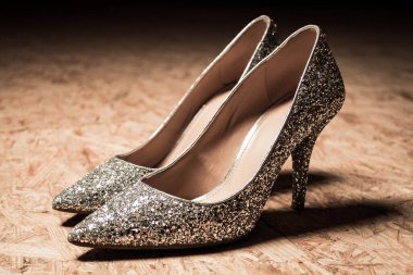 Parlak topuklu kadın ayakkabıları parlak moda. Yüksek kalite fotoğraf
