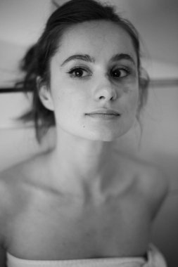 Makyaj çıkarıcı, doğal güzelliği olan otantik kadın. 