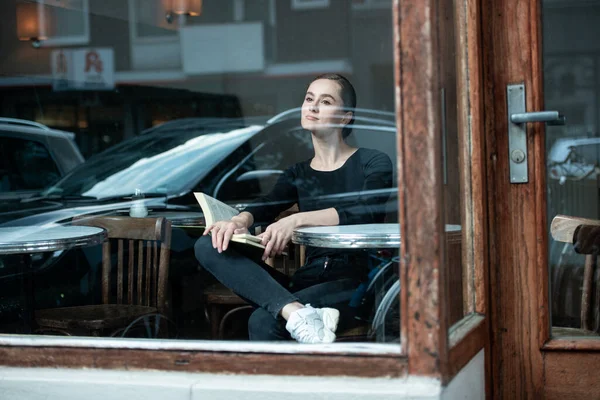 Γυναίκα στην καφετέρια διαβάζοντας το βιβλίο — Φωτογραφία Αρχείου