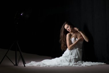 Kadın gelinlik tarzı gül pozu. Yüksek kalite fotoğraf