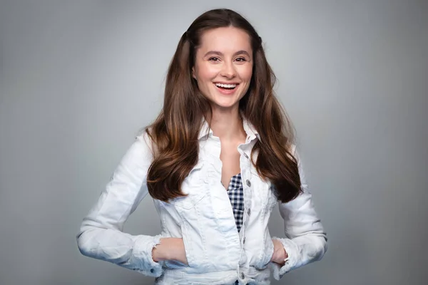 Крупним Планом Знімок Стильної Молодої Жінки Білій Джинсовій Куртці Посміхаючись — стокове фото