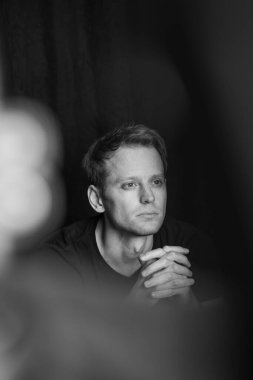 Tek başına düşünen adam sanat portresi kayıp.