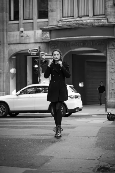 Mujer en calle negocio retrato modelo persona joven belleza caminar — Foto de Stock
