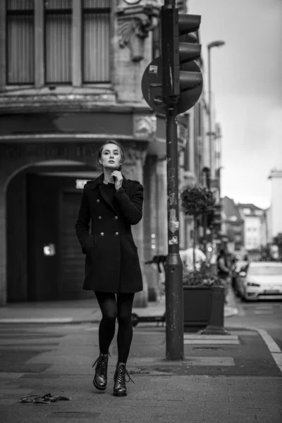 Γυναίκα στο δρόμο επιχειρήσεων πορτρέτο μοντέλο πρόσωπο νεαρή ομορφιά περπάτημα — Φωτογραφία Αρχείου