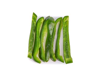 Dilimlenmiş yeşil dolmalık biber beyaz arka planda izole edilmiş. Üst görünüm