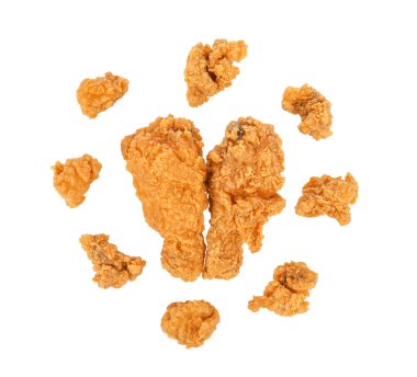 Beyaz arka planda izole edilmiş kızarmış tavuk ve patlamış mısır tavuğu. Üst görünüm