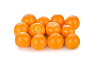 Beyaz arka planda yalıtılmış Cape bektaşi üzümü (physalis).