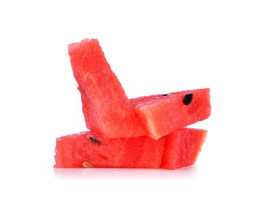Dilimlenmiş olgun karpuz beyaz arka planda izole edilmiş..