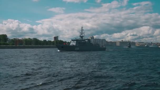 Prise Vue Gros Navires Guerre Naviguant Sur Rivière Neva Russie — Video