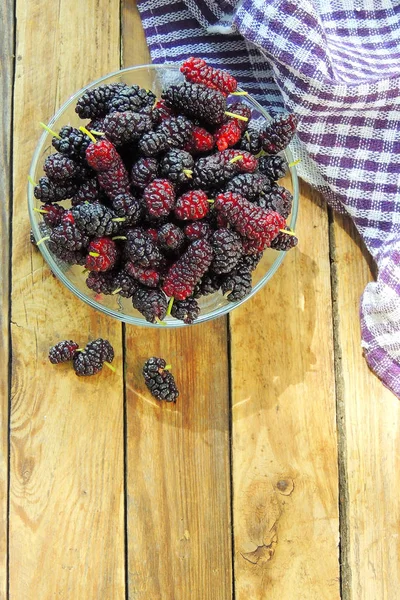 Moras Frescas Copa Vidrio Sobre Tabla Madera — Foto de Stock