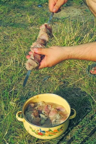 Preparando Shashlik Para Churrasqueira Uma Mão Homem Põe Pedaços Carne — Fotografia de Stock