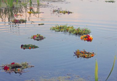 Geleneksel Ukrayna çelenk çiçek Ivan Kupala kutlama. Ukraynalı gelenekleri. Bir çelenk kızlarda