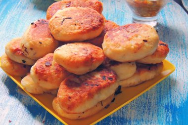 ev yapımı lahana turşusu pies ahşap bir masa, bir sepet pies ve limon çayı