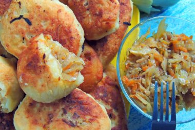 ev yapımı lahana turşusu pies ahşap bir masa, bir sepet pies ve limon çayı