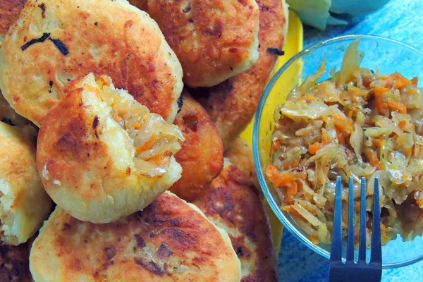 Hausgemachte Sauerkrautkuchen Auf Einem Holztisch Ein Korb Mit Kuchen Und — Stockfoto