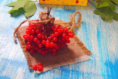 Sulu kırmızı kartopu kümeleri tablo yakın çekim yumuşak odak üzerinde