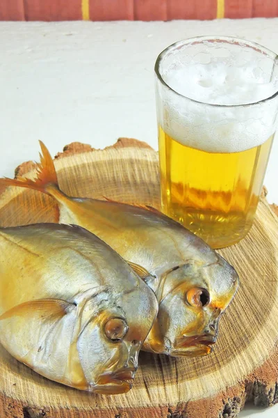 スモーク セレネ Setapinnis 大西洋ムーンフィシュまたは白い皿とラガービール漁網の古い素朴なテーブルの上のガラスの鼻中 Setapinnis としても知られています — ストック写真