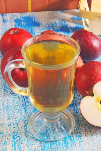 Glas Äppeljuice Och Röda Äpplen Trä Bakgrund — Stockfoto