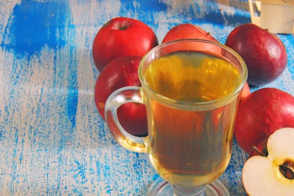 Copo Suco Maçã Maçãs Vermelhas Fundo Madeira — Fotografia de Stock