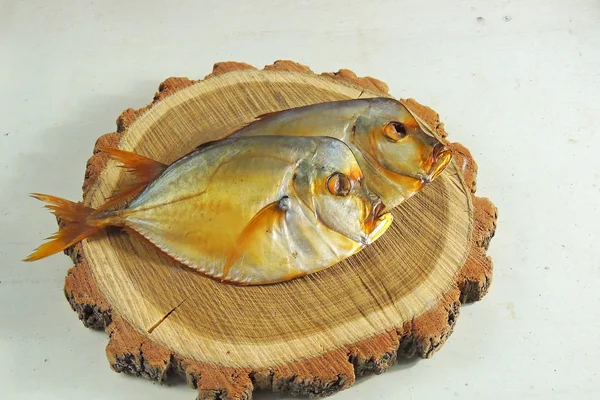 Chutné Uzené Radlicea Selene Mořské Ryby Dřevěné Pozadí Uzené Ryby — Stock fotografie
